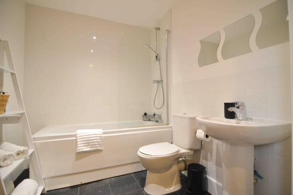 Cosy, Centrally Located Studio With Gated Parking! Loughborough Exteriör bild