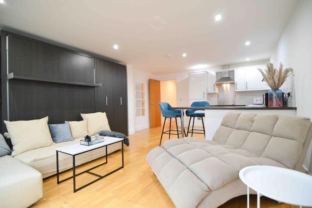 Cosy, Centrally Located Studio With Gated Parking! Loughborough Exteriör bild