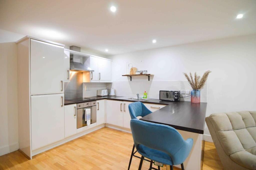 Cosy, Centrally Located Studio With Gated Parking! Loughborough Exteriör bild